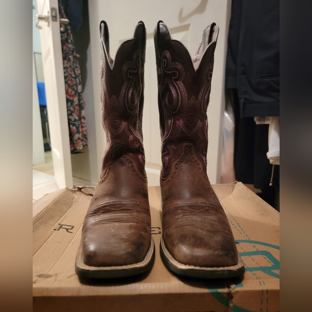 Women cowboy boots, Ariat, SIZE 6.5, brown